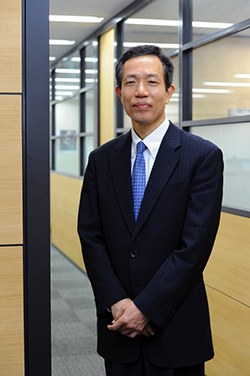 国谷 史朗